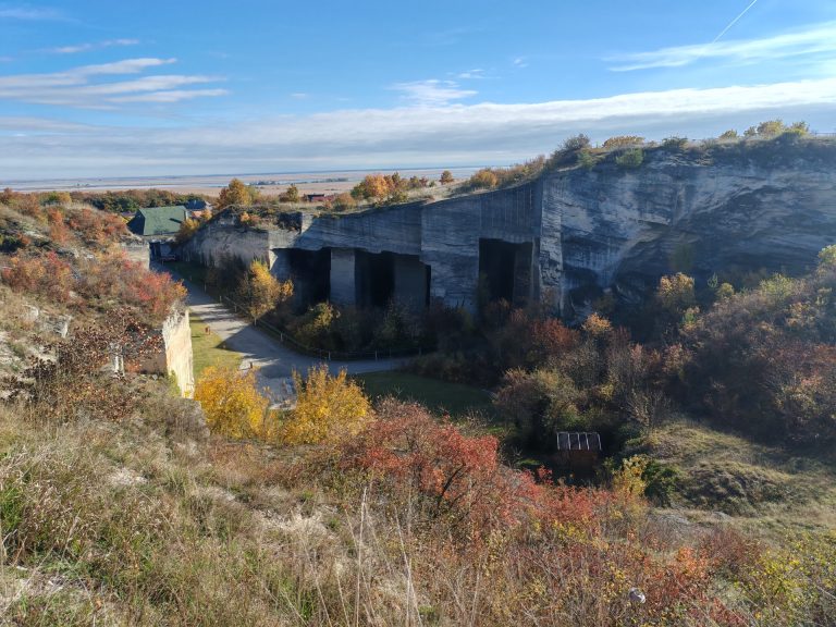 Fertőrákos – Kőfejtő lenyűgöző sziklafalai